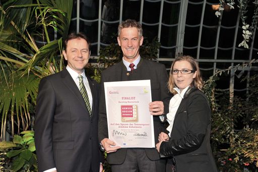  Umweltminister Niki Berlakovich, Franz Pölzleitner vom Gästeservice Tennengau, Frau Barbara Klaczak von der GenussRegion Marketing bei der Überreichung der Auszeichnung am 3. März 2010 im Palmenhaus.