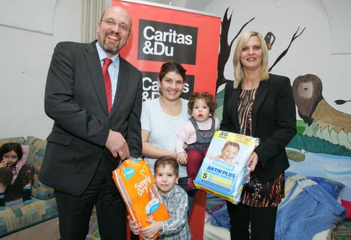  http://pressefotos.at/m.php?g=1&u=68&dir=201001&e=20100113_d&a=event
Die Bewohner des Caritas Flüchtlingsquartiers in Forchtenstein freuten sich über die Windelpakete und den Besuch von Caritas- Direktor Markus Glatz-Schmalegger und dm-Gebietsmanagerin Hannelore Weihrauch.