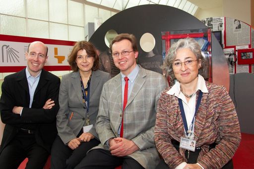http://pressefotos.at/m.php?g=1&u=43&dir=201003&e=20100307_t&a=event
V.l.n.r.: Mag. Stefan Bernhardt - FWF, Dr. Gabriele Zuna-Kratky - Direktorin Technisches Museum Wien, Univ.Prof.Mag. Dr. Gottfried Kirchengast - Leiter des Wegener Zentrums für Klima und Globalen Wandel, Dr. Beatrix Hain - Projektleitung TMW