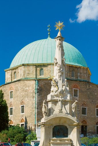 Pécs, Moschee von Gazi Kaszim, im Vordergrund die Dreifaltigkeitssäule