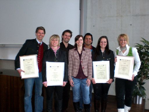  eCoache Gruppe Lammertal.Mit Stefan Brandlehner und Daniela Reiter (li. außen) sowie Mag. FH Barbara Lackner und Sandra-Nadine Rossner (re. außen) freuten sich FH-Prof.Mag. Dr. Roman Egger (Leiter der Abteilung für Tourismusforschung der Fachhochschule Salzburg Forschungsgesellschaft), Mag. Dr. Mario Jooss (wissenschaftlicher Mitarbeiter der Abteilung für Tourismusforschung der Fachhochschule Salzburg Forschungsgesellschaft) und Isabella Piekarz (Projektmanagement eTourism-Fitness) (Mitte) bei der Diplomverleihung am 5. März 2010.