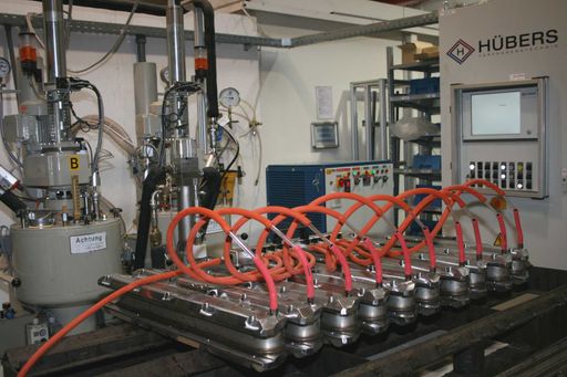 In der neuen Kunstharzvergussanlage der Knorr-Bremse in Mödling werden elektrische Spulen für die Magnetschienenbremse vergossen und damit für den Betrieb im Schienenfahrzeug sicherer gemacht.