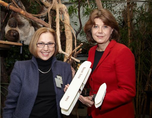 Vorschau Bild von V.l.n.r. Dr. Dagmar Schratter (Direktorin Tiergarten Schönbrunn) und Dr. Gabriele Zuna-Kratky (Direktorin Technisches Museum freuen sich über die Kooperation