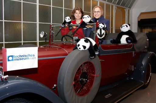Vorschau Bild von Dr. Dagmar Schratter (re.) (Direktorin Tiergarten Schönbrunn) und Dr. Gabriele Zuna-Kratky (Direktorin Technisches Museum freuen sich über die Kooperation