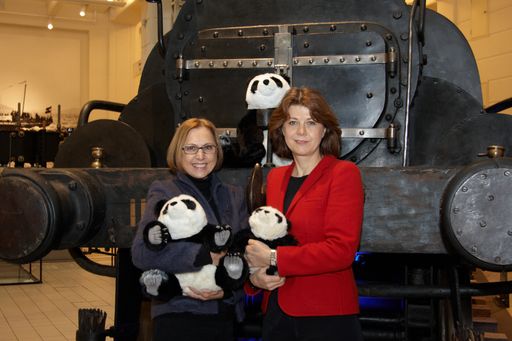 Vorschau Bild von v.l.n.r. Dr. Dagmar Schratter (Direktorin Tiergarten Schönbrunn) und Dr. Gabriele Zuna-Kratky (Direktorin Technisches Museum freuen sich über die Kooperation