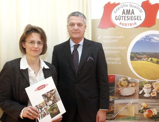 http://pressefotos.at/m.php?g=1&u=52&dir=201003&e=20100309_q&a=event
V.l.n.r.: Mag. Micaela Schantl (Leiterin der AMA Marktforschung) und Dr. Stephan Mikinovic (GF der AMA Marketing) präsentierten heute die RollAMA Zahlen für das Jahr 2009.