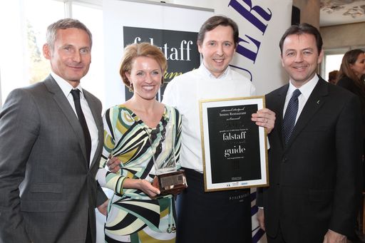 http://pressefotos.at/m.php?g=1&u=66&dir=201003&e=20100309_f&a=event
Vorstellung FALSTAFF Restaurantguide 2010. Im Bild v.l.n.r.: Dr. Alfred Hudler (Vorstand Vöslauer), Birgit und Heinz Reitbauer (Wien und Österreich Sieger), Niki Berlakovich ("Lebensminister")