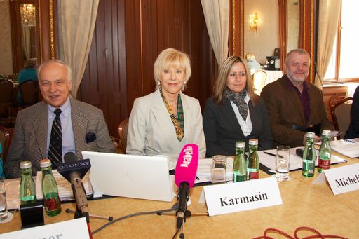 http://pressefotos.at/m.php?g=1&u=43&dir=201003&e=20100310_s&a=event
V.l.n.r.: Dr. Kurt Riemer (Koordinator der Initiative der Österreichischen Schuhwirtschaft), Dr. Helene Karmasin (Leiterin der Karmasin.Motivforschung), Mag. Regina Michelitsch (Geschäftsführerin des Verbandes der Österreichischen Schuhindustrie, Wirtschaftskammer Österreich) und KR Karl Novak (Obmann des Bundesgremiums Schuhhandel der Wirtschaftskammer Österreich)