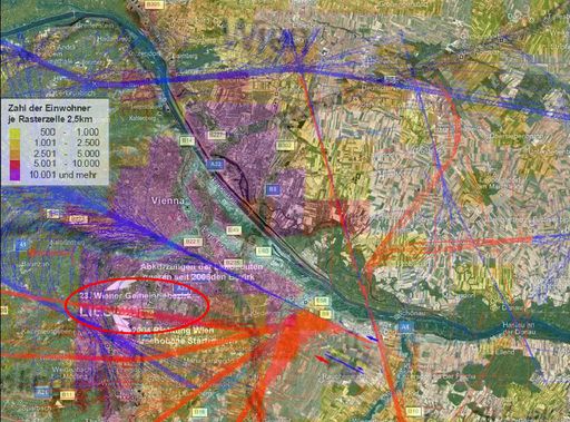 "Flugrouten im Süden Wiens verlaufen über dichtest besiedeltes Gebiet": Flugspuren der Starts (orangerot) und der Landungen (blau) von zwei Tagen in Kombination mit einer Bevölkerungsdichtekarte. Der dicht besiedelte Bereich Liesing (23. Bezirk und angrenzende Gebiete in Wien und Niederösterreich) wird durch die seit 2004 überfallsartig dorthin verlegten Start- und Landerouten belastet, obwohl Liesing nicht in Pistenverlängerung liegt.