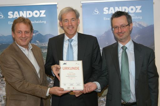 Ernst Meijnders (Mitte), CEO der Sandoz GmbH, nahm die Auszeichnung aus den Händen von Tirols AK-Präsident Erwin Zangerl (links) und dem Strategie-Direktor der FFG, Michael Binder, entgegen.