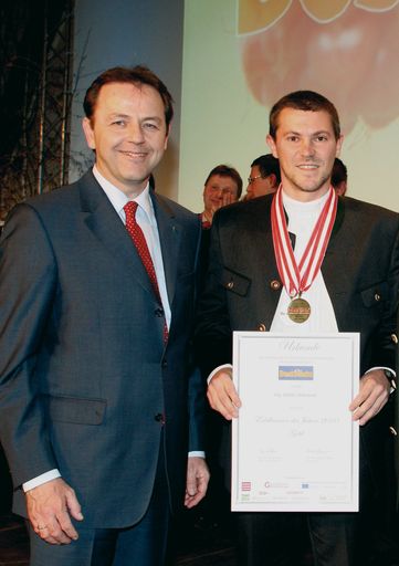 Vorschau Bild von BM Berlakovich ehrt den "Edelbrenner des Jahres 2010" Martin Schosser (Oberösterreich).