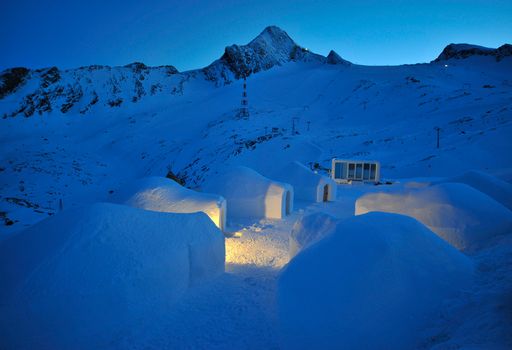 Vorschau Bild von Richtige Abenteurer blieben noch für eine Nacht in den sieben Schlafiglus.