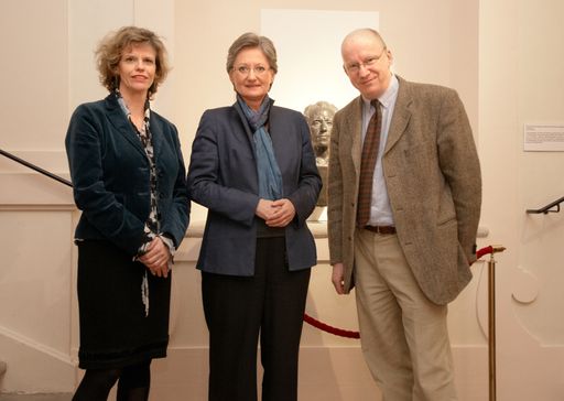 Vergangenen Freitag, den 12. März besuchte Bundesministerin Claudia Schmied gemeinsam mit KHM-Generaldirektorin Sabine Haag die Ausstellung "Gustav Mahler und Wien" im Österreichischen Theatermuseum, mit welcher am 10. März auch gleichzeitig der generalsanierte 1. Stock des Palais Lobkowitz wiedereröffnet worden war. Durch die neuen Ausstellungsräumlichkeiten führte ÖTM-Direktor Thomas Trabitsch.