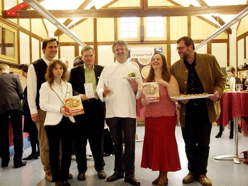 V.l.n.r.: Wolfgang Palme (HBLFA Schönbrunn), Martina Kiss (avBUCH), Hermann Hagspiel (Geschäftsführer fairea gmbh), Johann Reisinger (Autor), Helma Hamader (Autorin), Josef Ehrenberger (Meierhof)