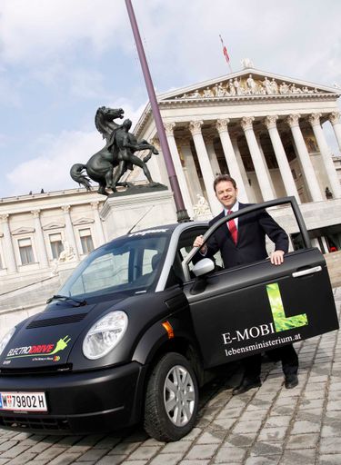 Taten statt Worte! Umweltminister Niki Berlakovich nimmt als erster Minister ein Elektroauto als Dienstfahrzeug auf. 

Weitere Bilder abrufbar unter:
http://pressefotos.at/m.php?g=1&u=52&dir=201003&e=20100317_t&a=event
