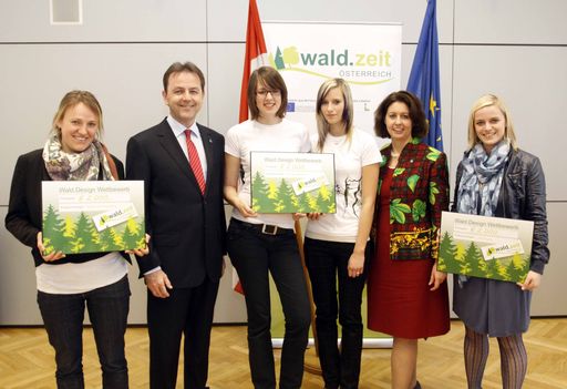 http://pressefotos.at/m.php?g=1&u=52&dir=201003&e=20100317_w&a=event
V.l.n.r.: Katharina Kleinfelder (Oberösterreich), Umweltminister Niki Berlakovich, Schülerinnen des 3. Jahrganges der HLA Oberwart (Lehrgang für Produktmanagement und Präsentation), Mag. Hermine Hackl (Geschäftsführerin und Vizepräsidentin Verein wald.zeit Österreich), Martina Spraiter (Salzburg). APA-OTS FOTO: Robert Strasser