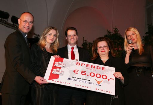 Scheckübergabe zugunsten des Projektes ZUKI.