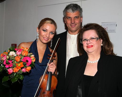 Vorschau Bild von Stargeigerin Lidia Baich mit Pianist Matthias Fletzberger und Dir. Eva-Maria Braunstein.
