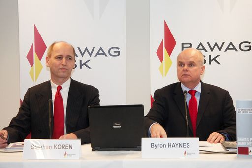 http://pressefotos.at/m.php?g=1&u=43&dir=201003&e=20100318_b&a=event
V.l.n.r.: Stephan KOREN, Deputy CEO & Chief Risk Officer und Byron HAYNES, CEO