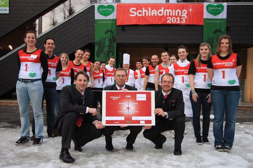Die Schladming-Delegation (kniend) vor dem Österreicher-Haus in Whistler-Mountain mit der unterzeichneten Urkunde, welche den Erfahrungsaustausch zwischen Whistler Mountain & Schladming besiegelt.