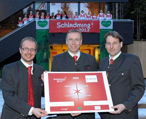 Vorschau Bild von Die Schladming-Delegation (vl. Ernst Trummer, Kurt Pfleger, Hermann Gruber) vor dem Österreicher-Haus in Whistler-Mountain mit der unterzeichneten Urkunde, welche den Erfahrungsaustausch zwischen Whistler Mountain & Schladming besiegelt.
