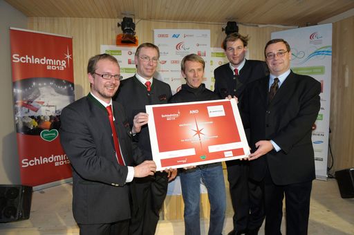 Vorschau Bild von v.l.n.r.: Ernst Trummer (Geschäftsführer der Planai-Hochwurzen-Bahnen), Kurt Pfleger (Chef des Tourismusverbandes Schladming-Rohrmoos), John Rae (OK Whistler Mountain), Hermann Gruber (Geschäftsführer der Geschäftsführer der Marketing-Gesellschaft Schladming-Dachstein) und Werner Brandstetter (Österreichischer Botschafter in Kanada) mit der unterzeichneten Urkunde.