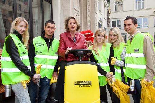 Vorschau Bild von http://pressefotos.at/m.php?g=1&u=66&dir=201003&e=20100319_k&a=event
Im Bild: Schülerinnen und Schüler der Aktion "Spring Cleaning" mit Bezirksvorsteherin Ursula Stenzel