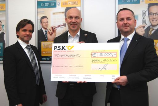 Pearle Geschäftsführer Christoph Gruber (re.) und Marketingdirektor Robert Weier (li.) übergeben den Scheck über Euro 5 000,-- an Volkshilfe GF Erich Fenninger