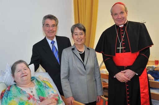 http://pressefotos.at/m.php?g=1&u=38&dir=201003&e=20100318_b&a=event
135 Jahre Haus der Barmherzigkeit - V.l.n.r.:  Fr. Varga (HB-Bewohnerin), Bundespräsident Dr. Heinz Fischer, Margit Fischer, Erzbischof Dr. Christoph Kardinal Schönborn