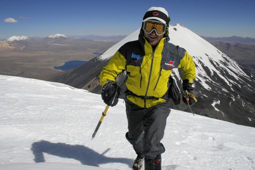 Vorschau Bild von Skyrunner Christian Stangl besteigt die höchsten und zweithöchsten Kontinentalgipfel in seinem Stil: solo, ohne Zwischenlager, ohne künstlichem Flaschensauerstoff. Im Bild: Skyrunning auf den höchsten und zweithöchsten Kontinentalgipfeln - den 14 seven summits