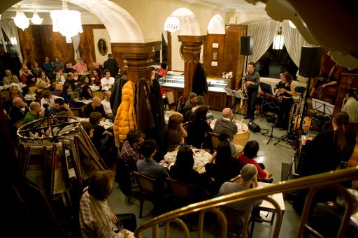 Vorschau Bild von 100 Live-Konzerte bei freiem Eintritt in den Gastronomiebetrieben und anderen interessanten Spielorten der Salzburger Altstadt (im Bild Angela Tröndle 2009 im Café Tomaselli ): Jazz & The City, 20. - 24. Oktober.