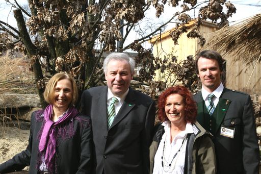 Bildtext: v.l.n.r.: Dir. Dr. Dagmar Schratter, LH-Vize Hermann Schützenhöfer, GF Doris Wolkner-Steinberger, Mag. Thomas Lipp (zoolog. Leiter) eröffneten die neue Anlage in der Tierwelt Herberstein.