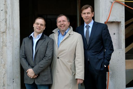 Vorschau Bild von v.l.n.r.: Bmstr. DI Elmar Hagmann, MBA, Dipl. Ing. Wilhelm SEDLAK Ges.m.b.H.;  Bezirksrat Nikolaus Ebert; Mag. Theodor Poppmeier, MSc, Wittegasse 3 Projekt Gmbh