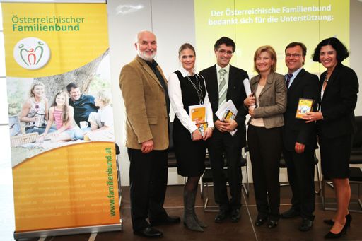 Personen v.l.n.r.: Mag. Klaus Daubeck, Landesvorsitzender des Wiener Familienbundes; Mag. Christine Berendt, Geschäftsführerin der Bernit GesmbH Straßwalchen; Dr. Michael Sörös, Landesschulinspektor für AHS in Wien; Dr.Martina Salomon, Ressortleiterin Innenpolitik "Die Presse"; Michael Fritz, Geschäftsführer des Transferzentrums für Neurowissenschaften und Lernen (ZNL) der Universität Ulm; LAbg.Andrea Gottweis, Präsidentin des Österreichischen Familienbundes.