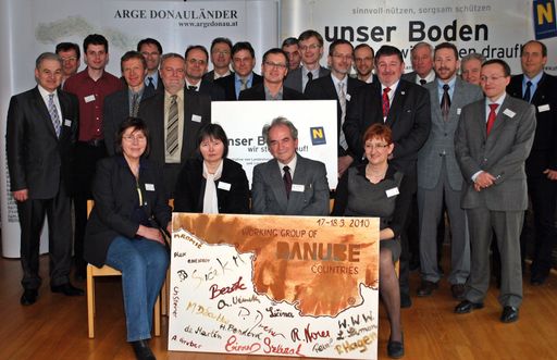 Bodenschutz-ExpertInnen aus 8 Staaten trafen sich zur 17. Internationalen Donauländertagung unter dem Vorsitz von Michal Dzatko (Slowakei, Bildmitte, sitzend) in St. Pölten.
