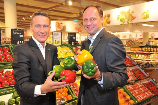 http://pressefotos.at/m.php?g=1&u=38&dir=201003&e=20100324_m&a=event
V.l.n.r.: MERKUR Vorstände Manfred Denner und Michael Franek