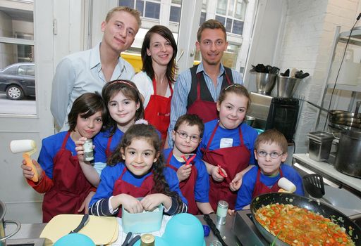 http://pressefotos.at/m.php?g=1&u=68&dir=201003&e=20100325_k&a=event
Gesundes Kochen leicht gemacht im Rahmen der Benefiz-Aktion. Im November vergangenen Jahres liefen rund 500 Kinder im Rahmen der Aktion "Kinder laufen für Kinder" zu Gunsten 
SOS-Kinderdorf Österreich.