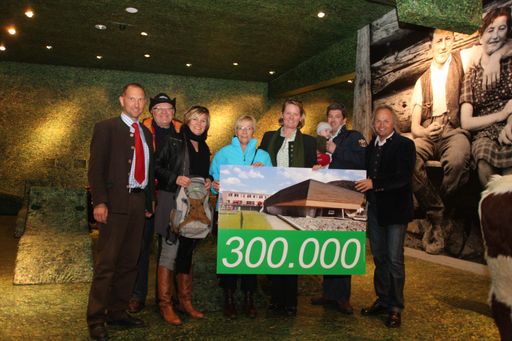 Die Landesrätin Doraja Eberle, der Geschäftsfüher des Nationalparkzentrum Mag. Christian Wörister sowie der Nationalparkdirektor Dipl. Ing. Wolfgang Urlaub begrüßen den 300.000 Besucher im Nationalparkzentrum -Familie Woude/Walle aus Alkmar
