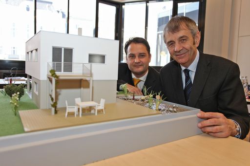 http://pressefotos.at/m.php?g=1&u=54&dir=201003&e=20100326_w&a=event
im Bild v.l.n.r.: Norbert Königsecker (Prokurist WimbergerHaus), Franz Wimberger (Firmeninhaber WimbergerHaus)