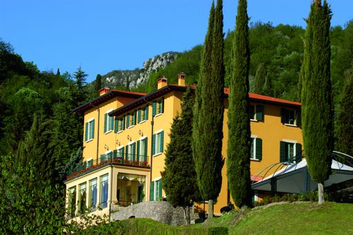  Boutique Hotel Villa Sostaga - im Stile italienischer Fürsten den Frühling am Gardasee begrüßen: Die im 19. Jahrhundert als Residenz der gräflichen Familie Feltrinelli erbaute Villa Sostaga wurde 2005 vom ehemaligen DTM-Team-Manager von Alfa Romeo und Opel Gabriele Seresina, seiner Frau Gabriela und dem gemeinsamen Sohn Francesco zu einem Hotel umgestaltet.