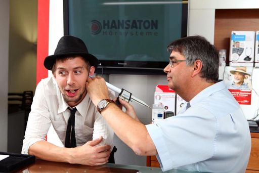 Vorschau Bild von Der HANSATON-Gehörschutz wird individuell an das Ohr angepasst.