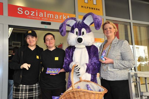  http://pressefotos.at/m.php?g=1&u=38&dir=201003&e=20100326_o&a=event
Der Milka Schmunzelhase gemeinsam mit Mitarbeitern des SOMA des Wiener Hilfswerks im 7. Bezirk und Florence Grosz von SOMA Österreich & Partner.
