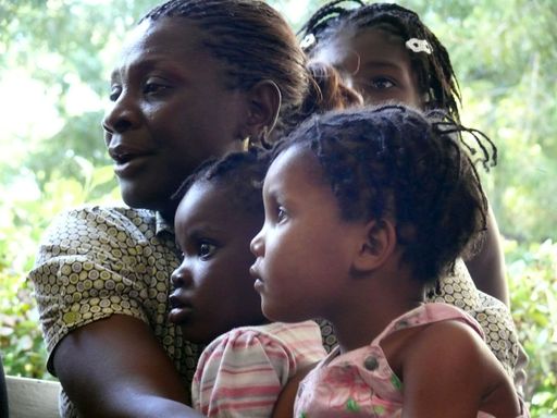  Die Anliegen und Bedürfnisse von Kindern müssen beim Wiederaufbau in Haiti ganz vorne stehen, forderte SOS-Kinderdorf International mit zahlreichen anderen Kinderhilfsorganisationen am Rande des Gebergipfels in New York. Bild: SOS-Kinderdorf-Mutter im SOS-Kinderdorf Santo bei Port-au-Prince.