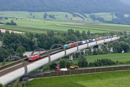 Die Züge der Rollenden Landstraße am Brenner - hier bei der Einfahrt in den Inntaltunnel bei Hall in Tirol - sind stark ausgelastet.