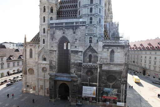 In einer spektakulären Aktion hat sich heute Vormittag am Karfreitag der Künstler Emmerich Weissenberger aus Protest gegen den Missbrauch in der katholischen Kirche symbolisch auf dem Wiener Stephansdom gekreuzigt.