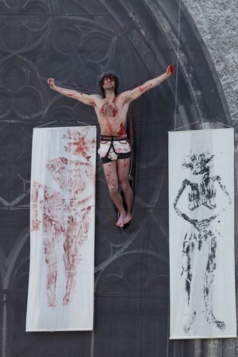 Vorschau Bild von In einer spektakulären Aktion hat sich heute Vormittag am Karfreitag der Künstler Emmerich Weissenberger aus Protest gegen den Missbrauch in der katholischen Kirche symbolisch auf dem Wiener Stephansdom gekreuzigt.
