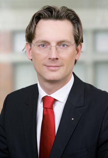 Vorschau Bild von Per April 2010 übernimmt Dr. Hörl in Absprache mit Generaldirektor Dr. Christian Heu die Agenden Finanzen, Marketing und Personal.