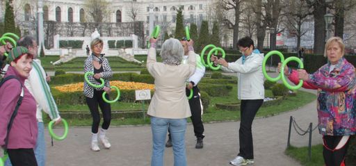  "Die Wiener-Seniorenbundchefin Korosec (Mitte hinten) motiviert gemeinsam mit Trainer Stephan Wögerbauer "ihre" Seniorinnen und Senioren, sich fit zu halten!"