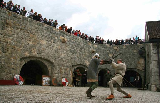 Mit klirrenden Klingen und actionreichen Showkämpfen lebt das Mittelalter zu Pfingsten auf der Festung Kufstein wieder auf.