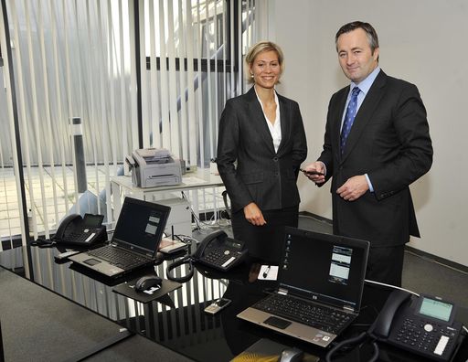  http://pressefotos.at/m.php?g=1&u=1&dir=201004&e=20100408_t&a=event
V.l.n.r.: Julia Schütze (Moderatorin / ORF-Niederösterreich), Dr. Hannes Ametsreiter (Generaldirektor Telekom Austria Group)